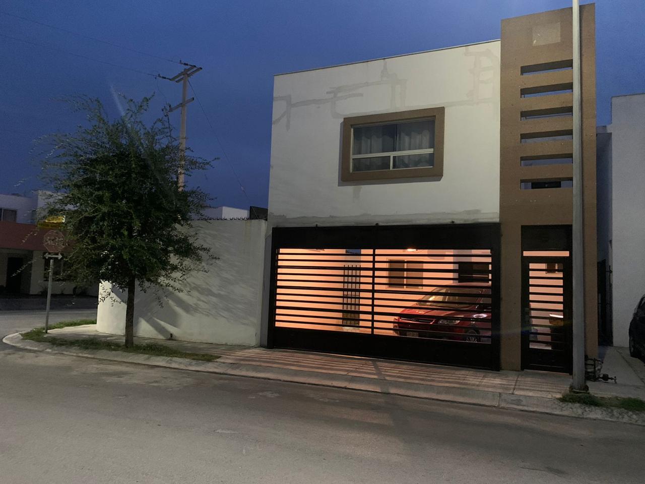 Casa 2 Niveles en Apodaca, Nl.
